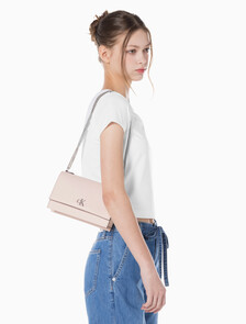 Buy 여성 CKJ 미니멀 모노그램 플랩 체인 숄더백 in color PINK BEIGE