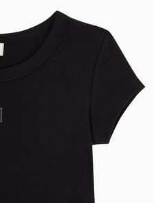 Buy 여성 우븐라벨 립 베이비 티 in color BLACK