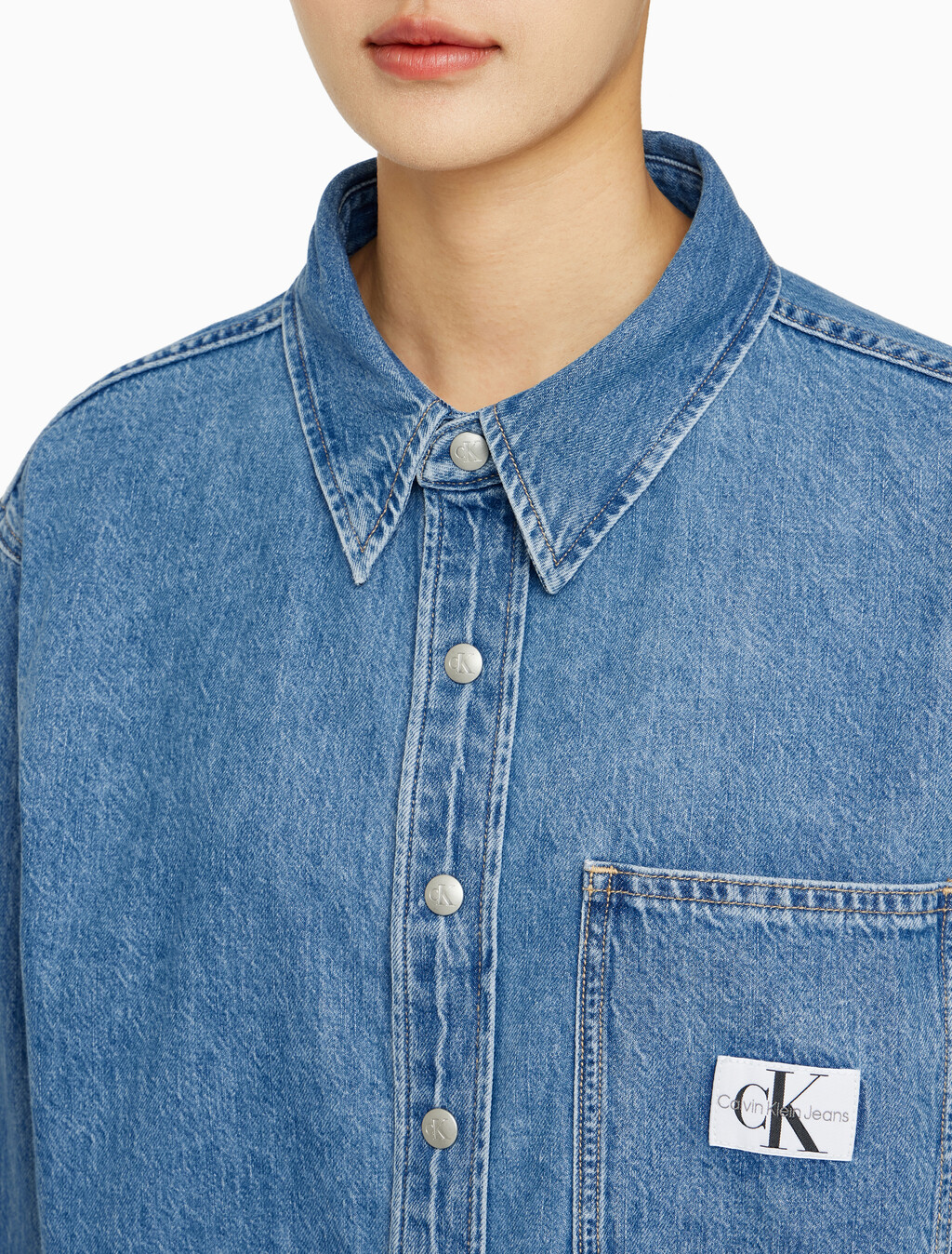 Buy 여성 크롭 대드핏 데님 셔츠 in color CHALKY BLUE