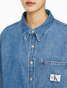 Buy 여성 크롭 대드핏 데님 셔츠 in color CHALKY BLUE