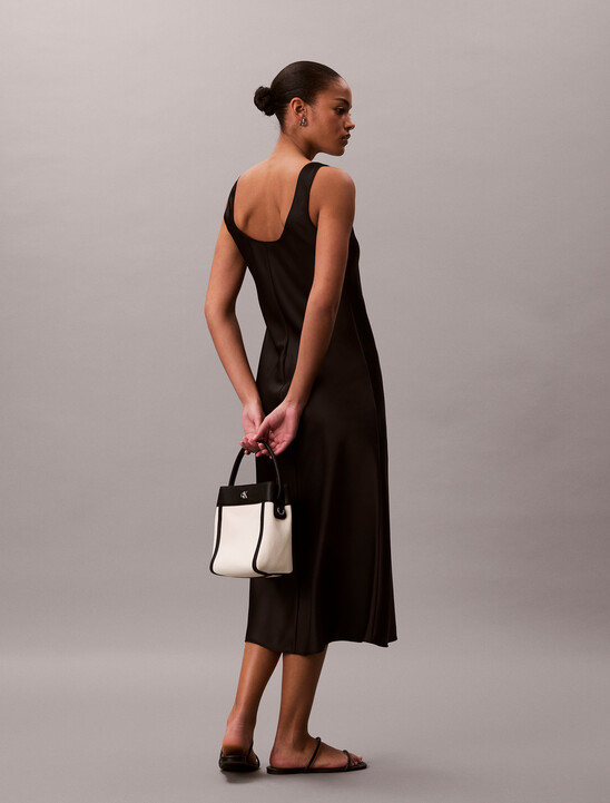 여성 하드웨어 모노그램 캔버스 버킷 백