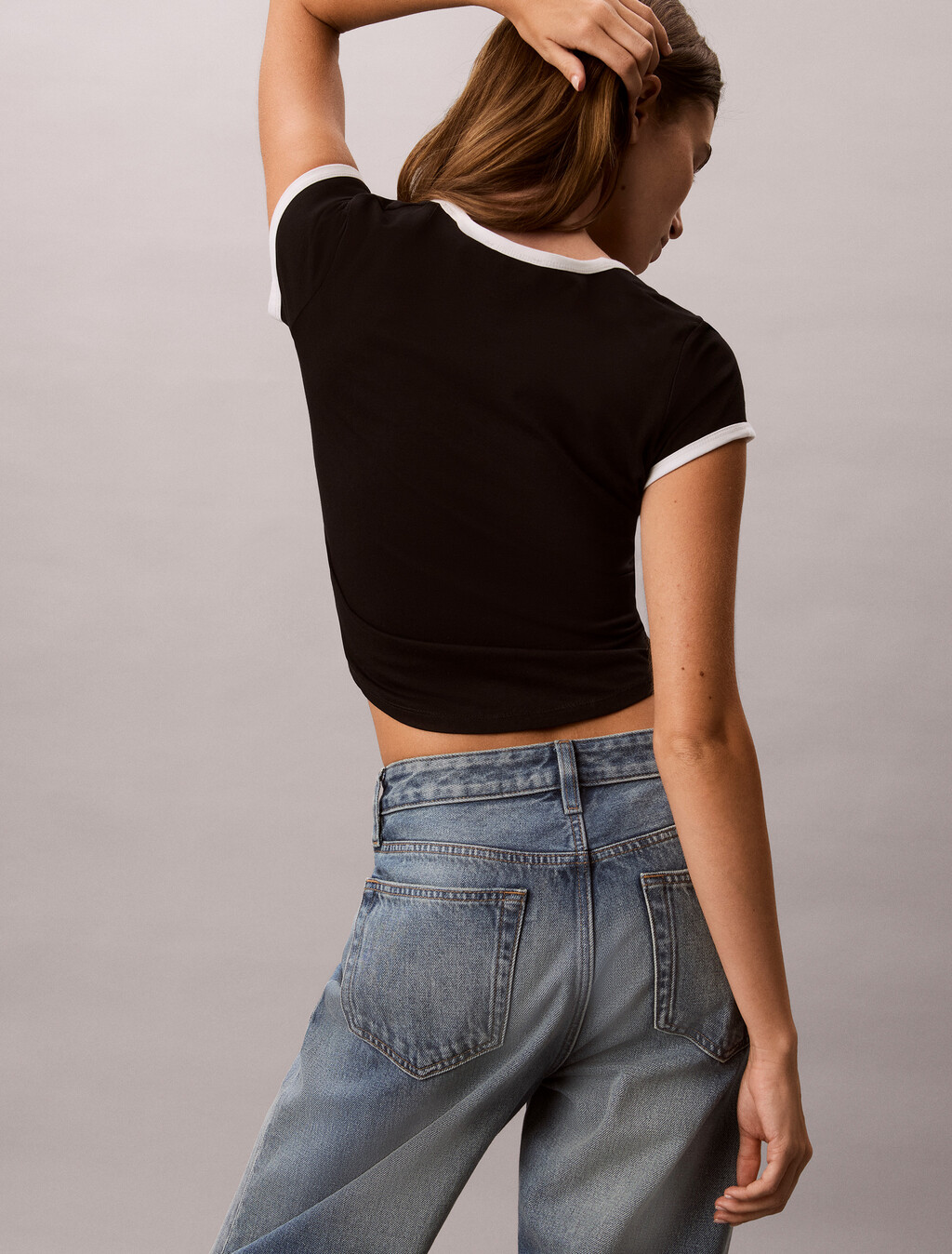 Buy 여성 모노로고 스쿱 베이비 티 in color BLACK