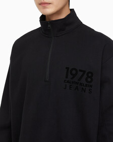 Buy 남성 1978 플록 로고 하프 집업 스웻 in color CK BLACK