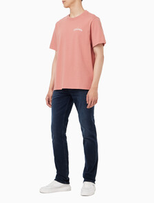 Buy 남성 이지핏 스몰 체인 스티치 로고 반팔 티셔츠 in color SUNSET ROSE
