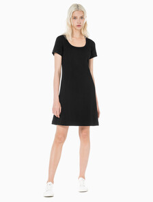 Buy 여성 로고 엠보스 립 반팔 코튼 드레스 in color CK BLACK