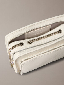 Buy 여성 CKJ 유틸리티 메탈 로고 더블집 카메라백 in color TOFU