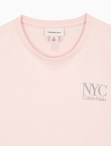 Buy 남성 NYC 백 로고 자수 반팔 티셔츠 in color LIGHT PINK
