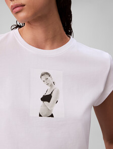 Buy 클래식 케이트 모스 S/S 베이비 티셔츠 in color BRILLIANT WHITE