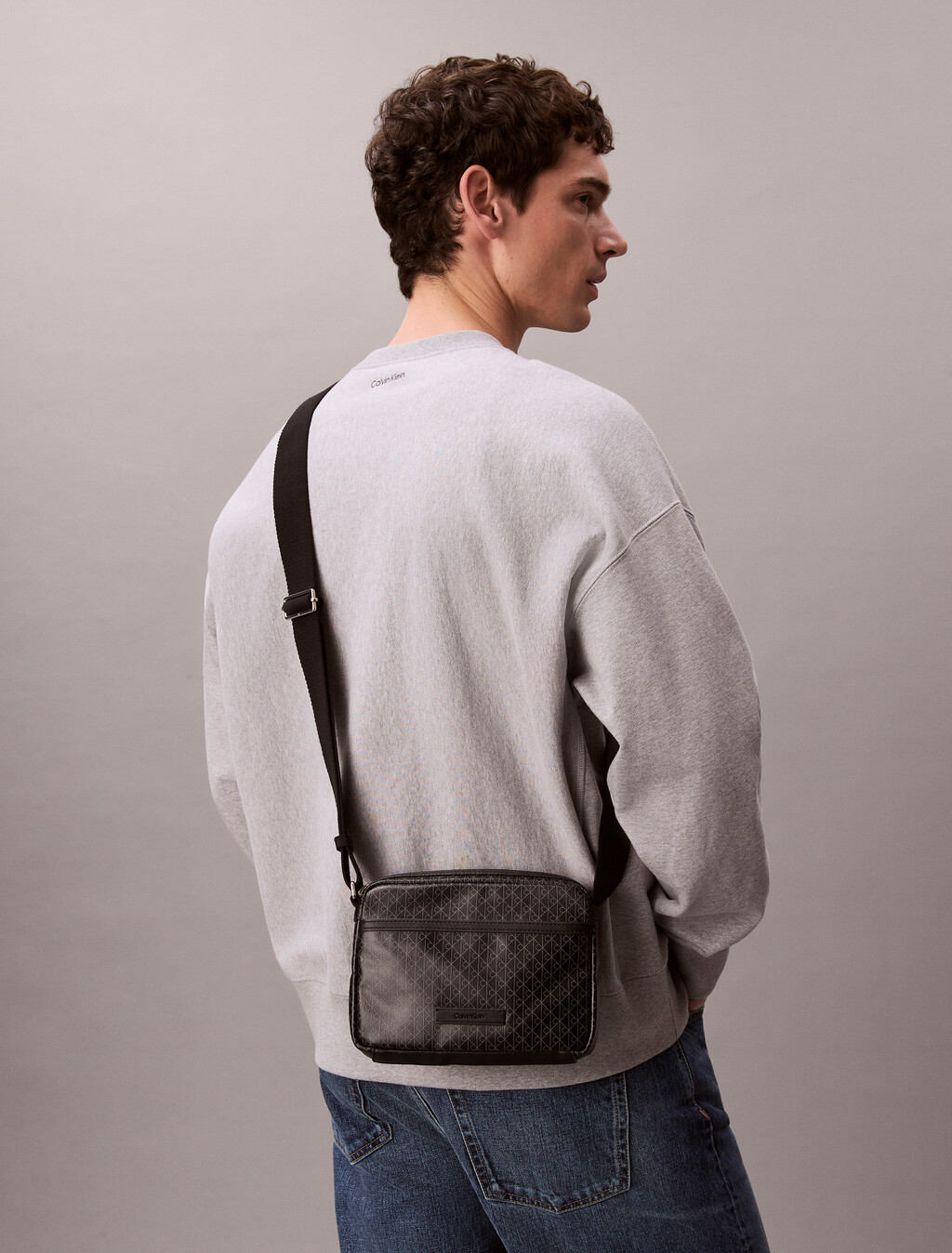 Buy 남성 코티드 엠블럼 카메라 백 in color BLACK