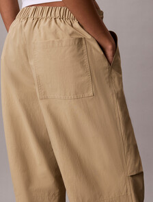 Buy 여성 크링클 나일론 팬츠 in color CORNSTALK