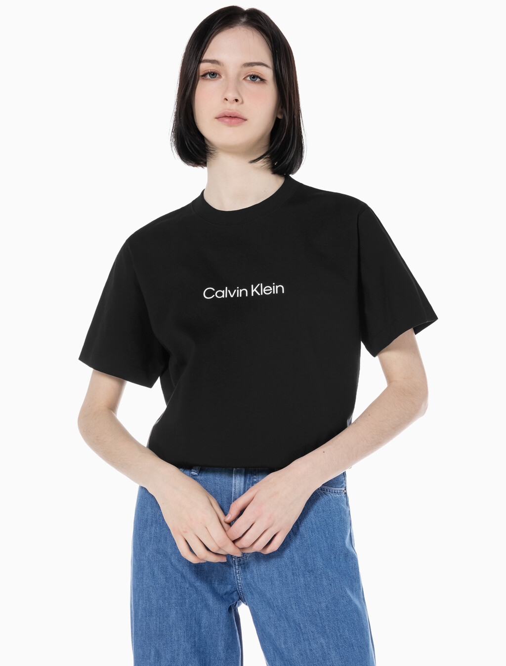 Buy 여성 릴렉스드 스탠다드로고 크루넥 반팔 티셔츠  in color BLACK BEAUTY