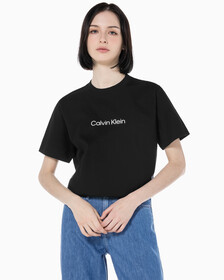 Buy 여성 릴렉스드 스탠다드로고 크루넥 반팔 티셔츠 in color BLACK BEAUTY