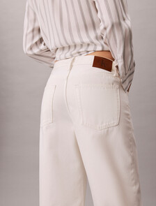 Buy 여성 로우라이즈 배기 데님 in color WHITE