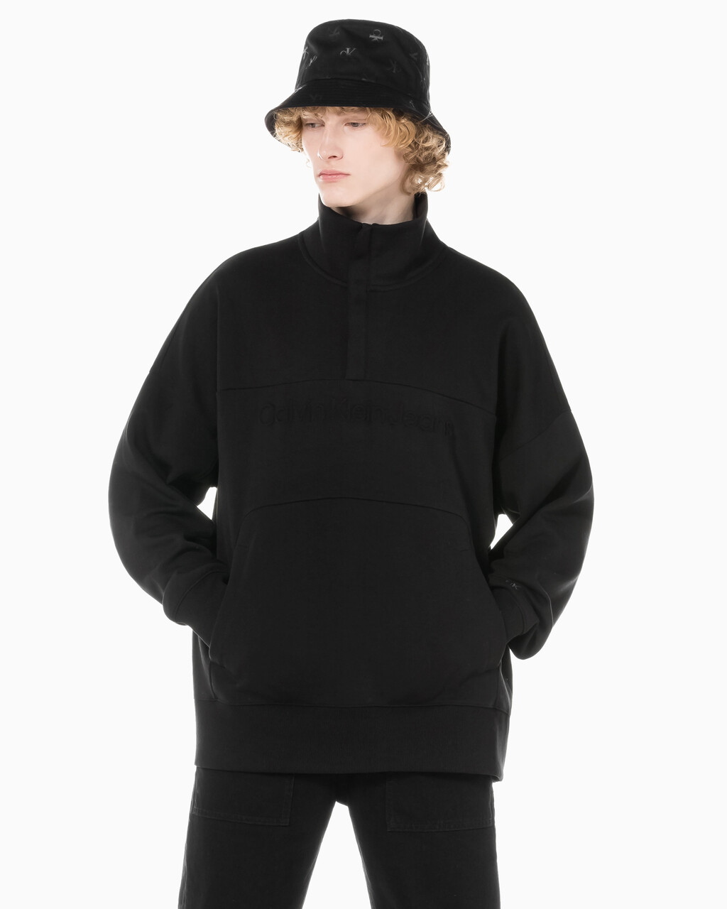 Buy 남성 인스티튜셔널 엠보스드 하프집업 스웻셔츠 in color CK BLACK
