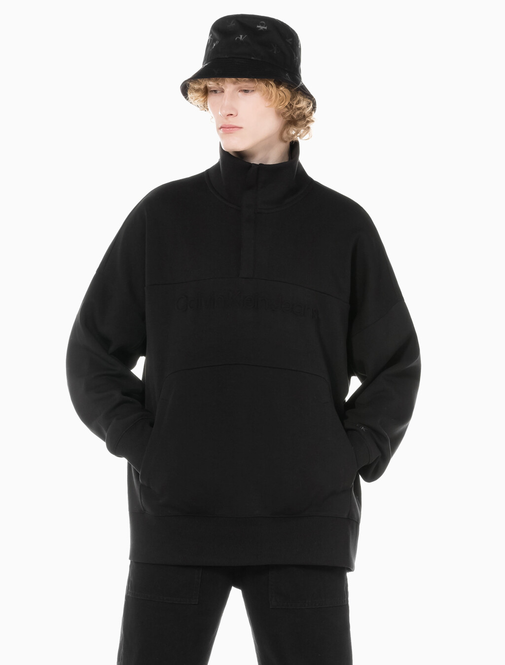 Buy 남성 인스티튜셔널 엠보스드 하프집업 스웻셔츠 in color CK BLACK
