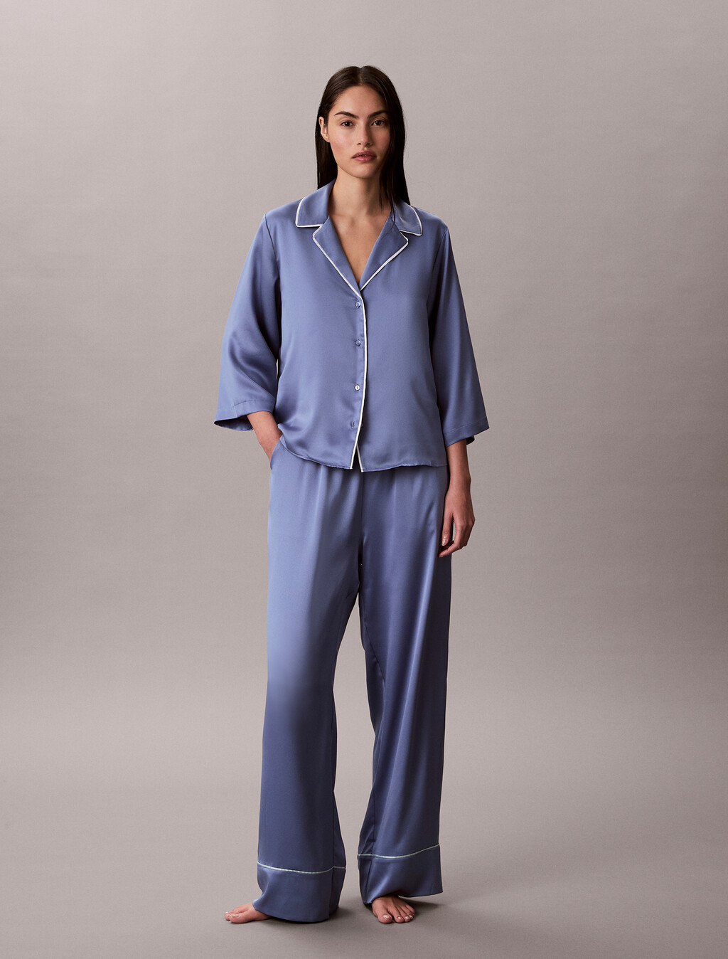 Buy 여성 새틴 씬 팬츠 in color BLUE