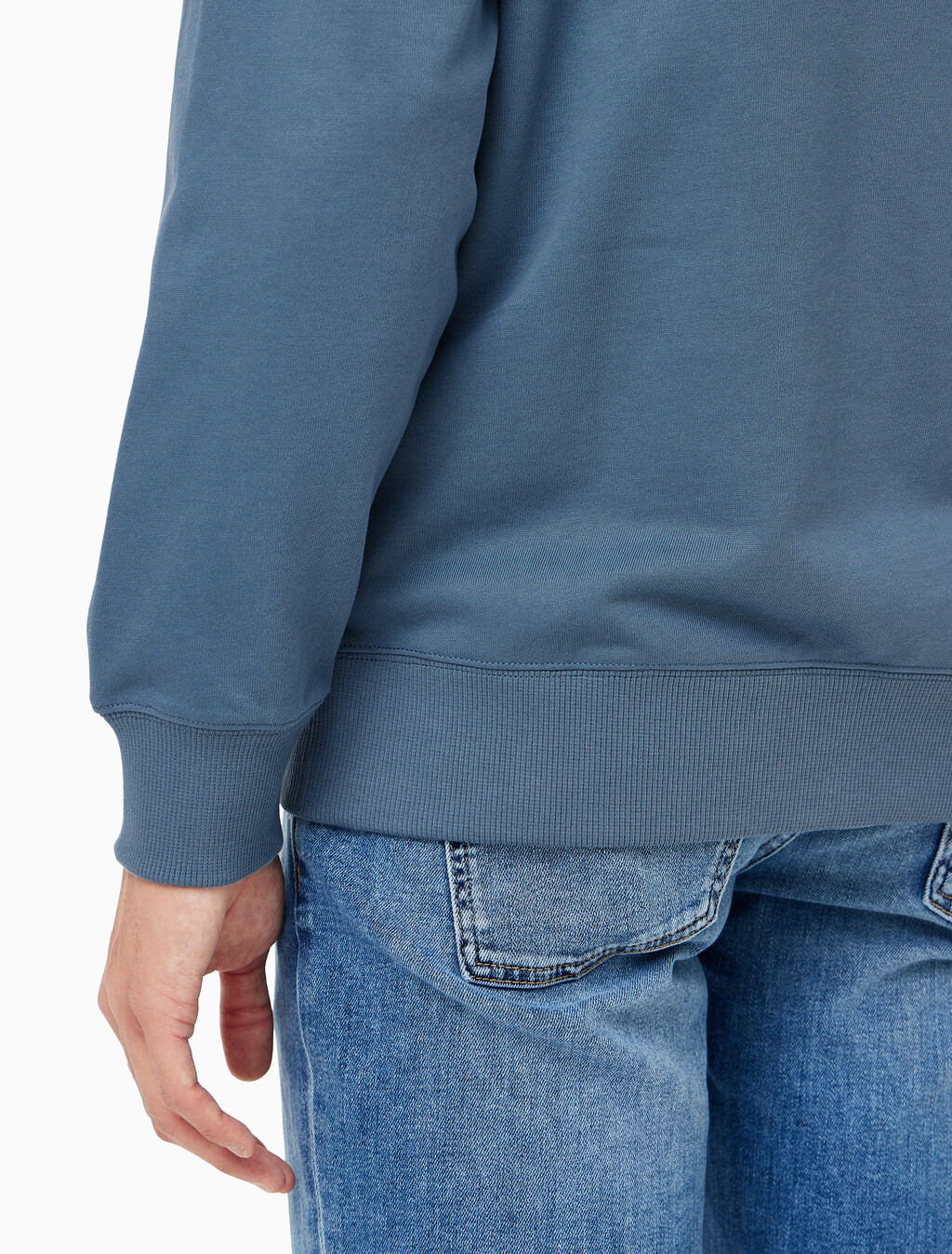 Buy 남성 레귤러핏 CK 뱃지 로고 스웻셔츠 in color BLUE