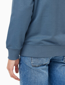 Buy 남성 레귤러핏 CK 뱃지 로고 스웻셔츠 in color BLUE