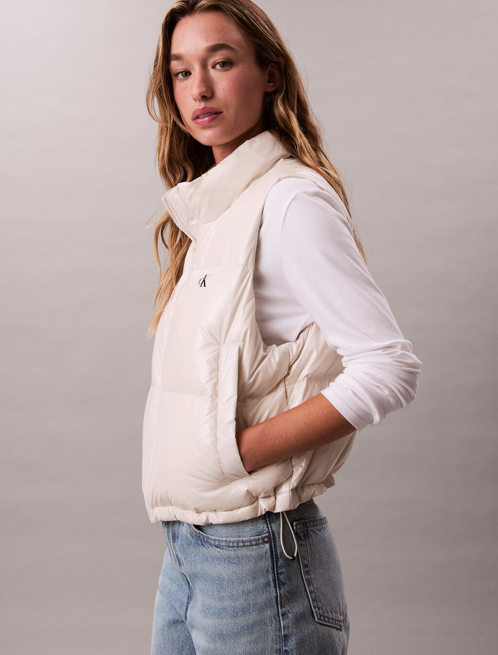 Buy 여성 글로시 다운 크롭 베스트 in color CHALK