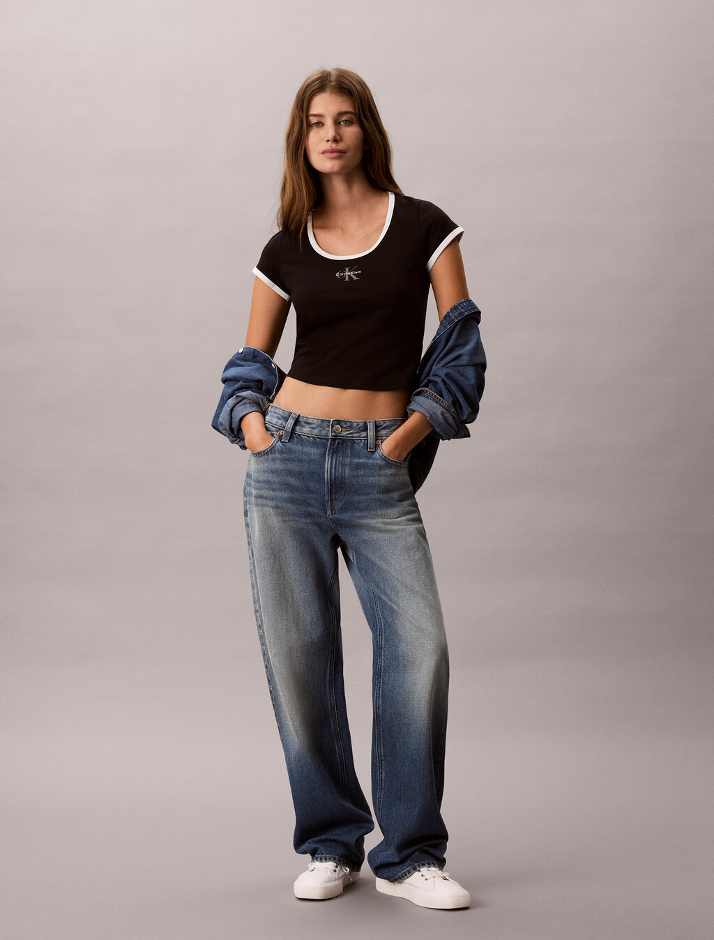 Buy 여성 모노로고 스쿱 베이비 티 in color BLACK