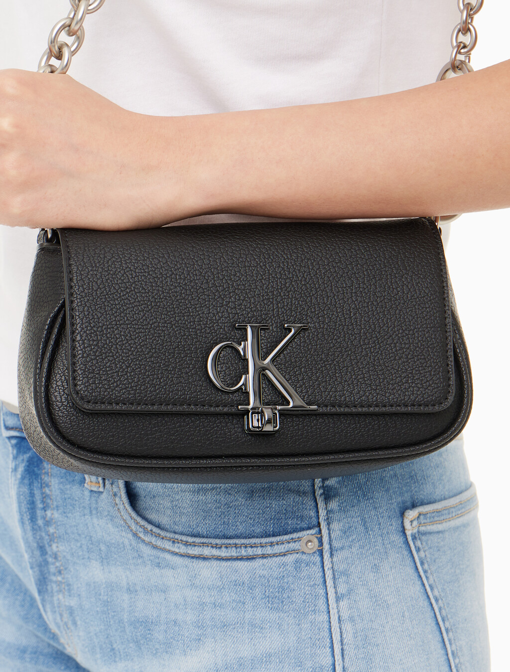 Buy 여성 미니멀 모노그램 체인 플랩 미니 숄더백 in color BLACK