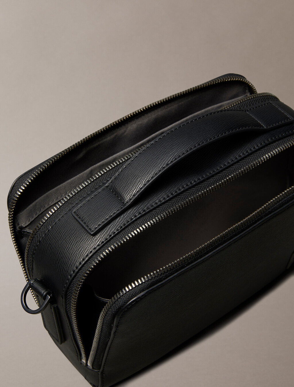 Buy 남성 하드웨어 엠블럼 카메라 백 in color BLACK