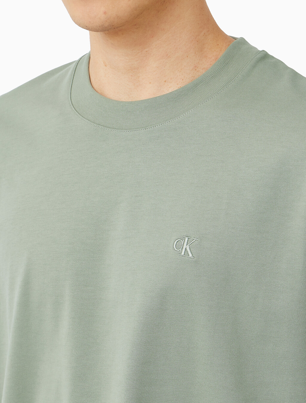 Buy 남성 오버핏 엠보스 모노로고 티 in color Grey