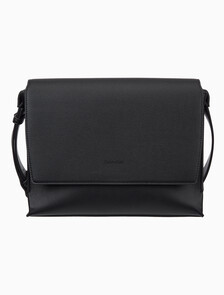 Buy 남성 CK 마이크로 페블 메신저 백 in color BLACK