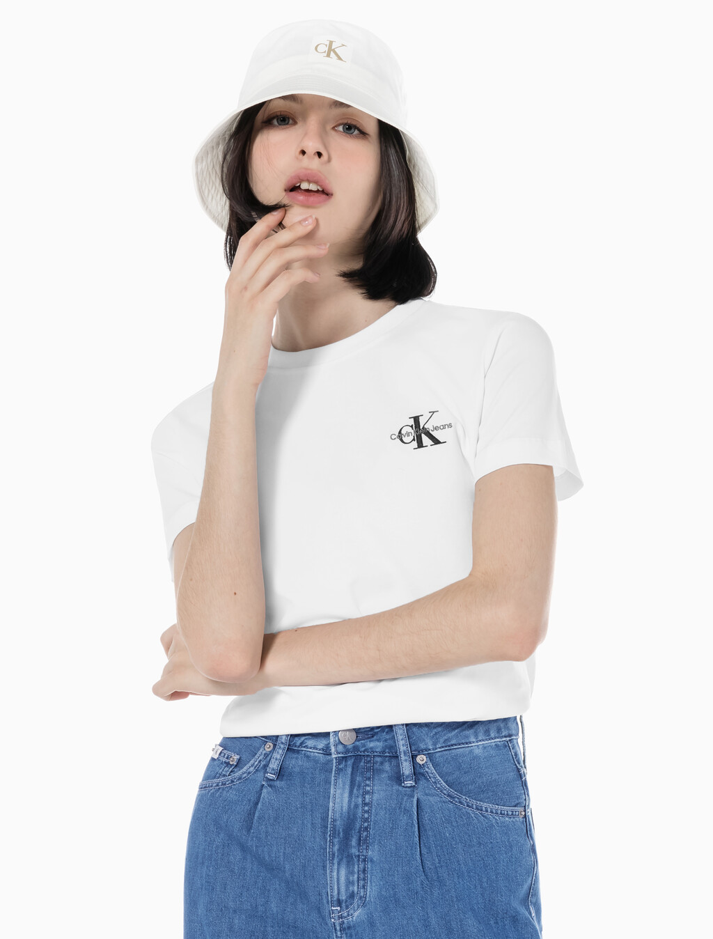 Buy 여성 레귤러핏 스몰 모노그램 로고 반팔 티셔츠  in color BRIGHT WHITE