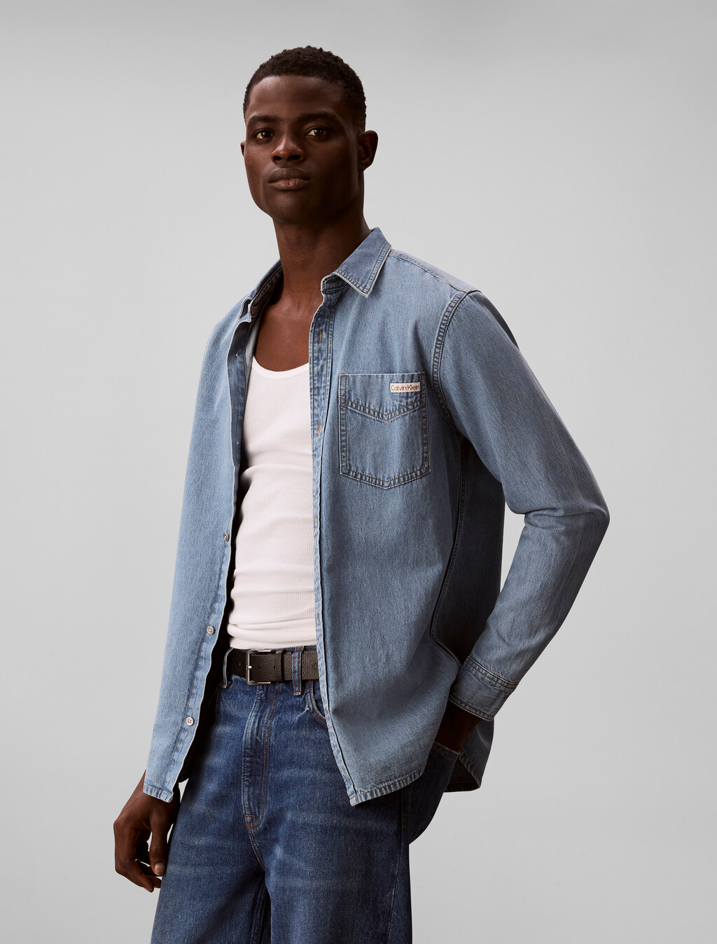 Buy 남성 에센셜 클래식 블루 데님 셔츠 in color Light blue