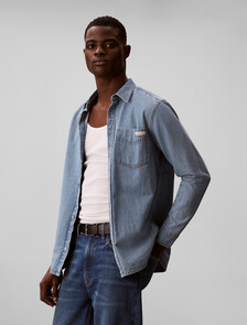 Buy 남성 에센셜 클래식 블루 데님 셔츠 in color Light blue