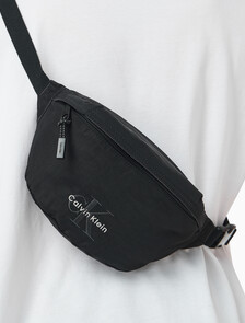 Buy 남성 볼드 로고 나일론 슬링 in color BLACK