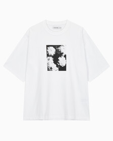Buy 남성 숏슬리브 플라워 크루넥티 in color BRILLIANT WHITE