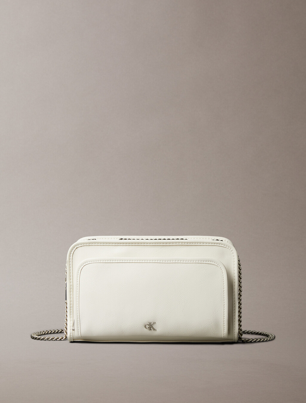 Buy 여성 CKJ 유틸리티 메탈 로고 더블집 카메라백 in color TOFU