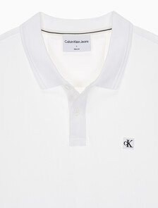 Buy 남성 슬림핏 CK 뱃지 로고 반팔 폴로 티셔츠 in color BRIGHT WHITE