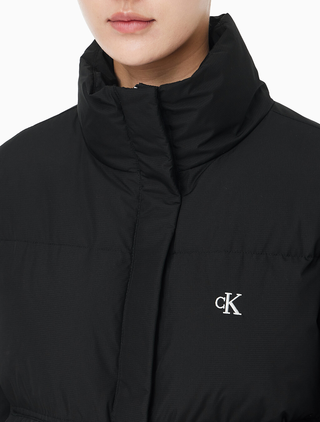 Buy 여성 숏 렝스 스탠드 카라 푸퍼 in color BLACK