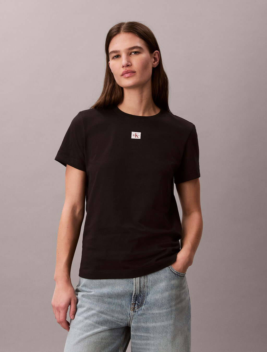 Buy 여성 우븐라벨 클래식 핏 티 in color BLACK