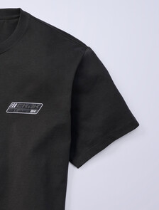 Buy Jung Kook for Calvin Klein  남성 릴렉스 핏 뱃지 로고 반팔 티셔츠 in color PEAT