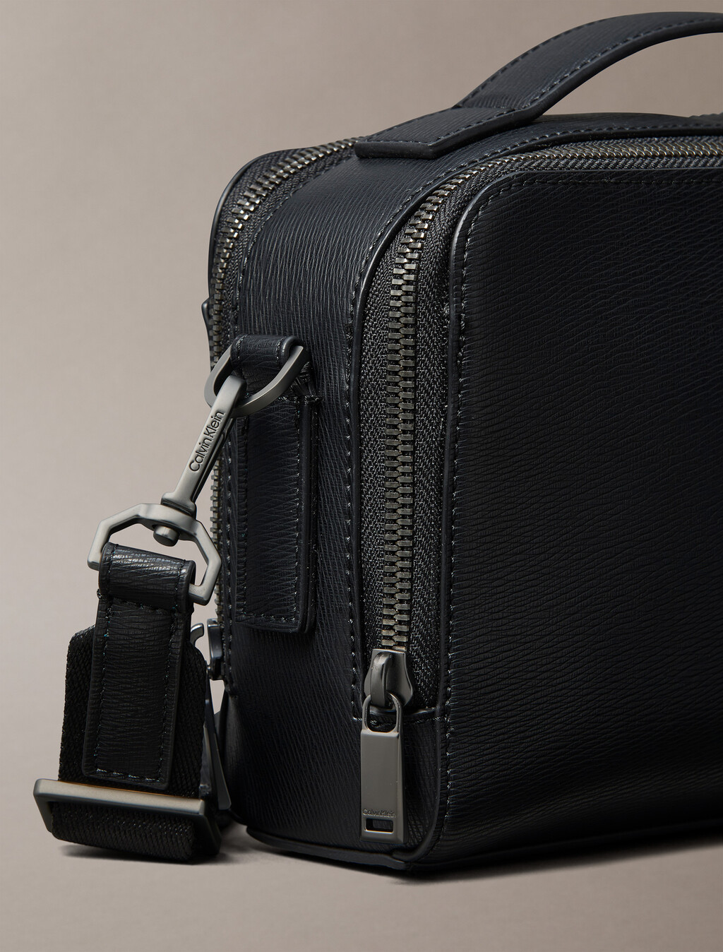 Buy 남성 하드웨어 엠블럼 카메라 백 in color BLACK