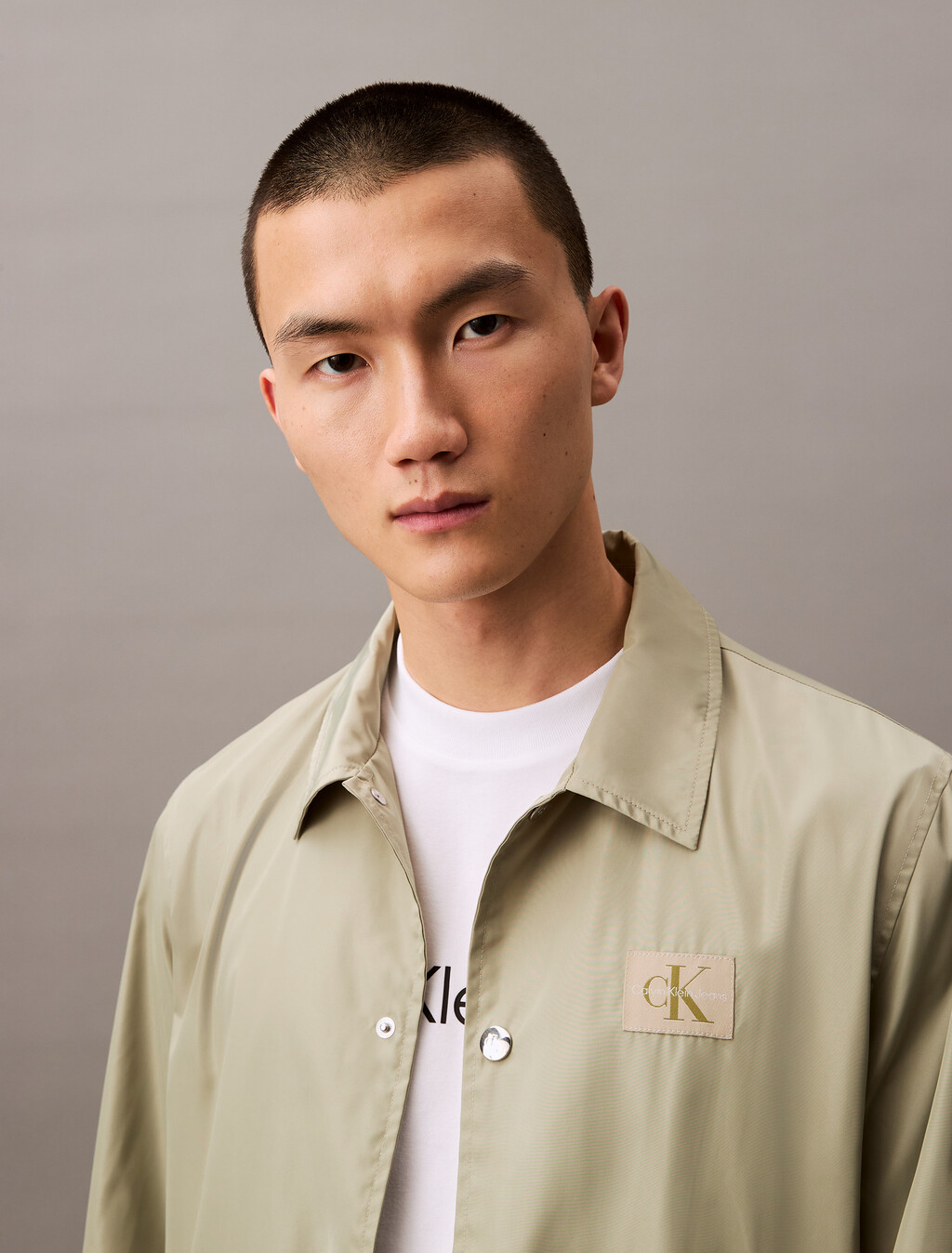 Buy 남성 레귤러핏 인스티튜셔널 로고 반팔 티셔츠 in color BRILLIANT WHITE