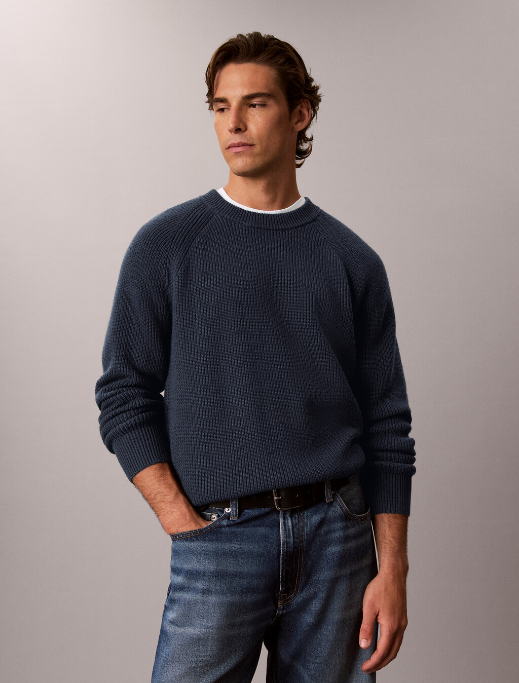 Buy 남성 울 블렌드 래글런 크루넥 스웨터 in color DARK SAPPHIRE