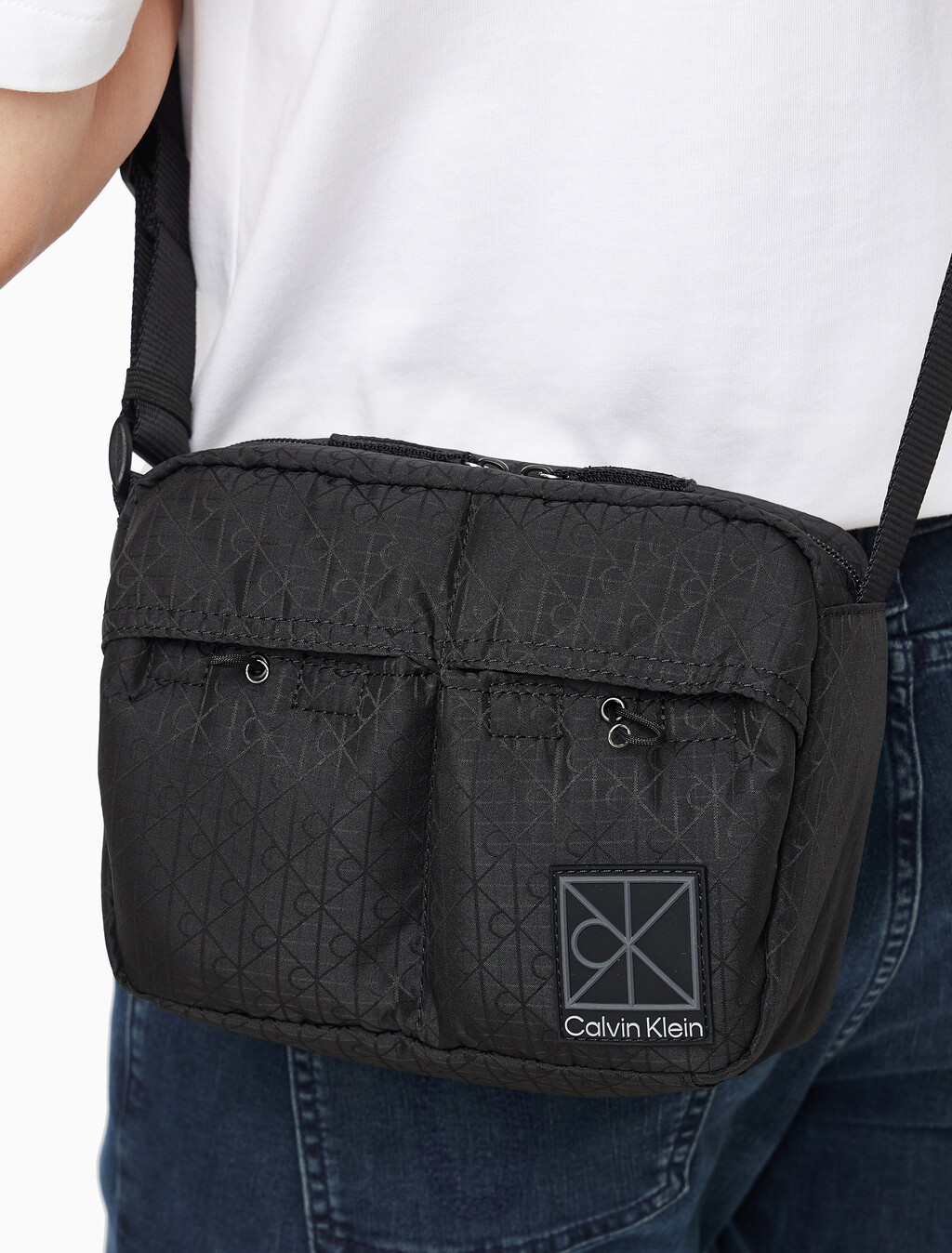 Buy 남성 유틸리티 엠블럼 카메라 백 in color BLACK