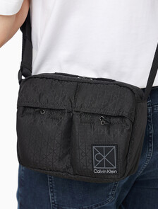 Buy 남성 유틸리티 엠블럼 카메라 백 in color BLACK