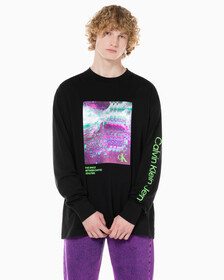 Buy 남성 하이퍼 리얼 랜드스케이프 긴팔 티셔츠 in color CK BLACK