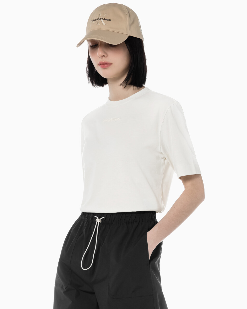 Buy 여성 릴렉스 핏 에센셜 반팔 티셔츠 in color WHITE