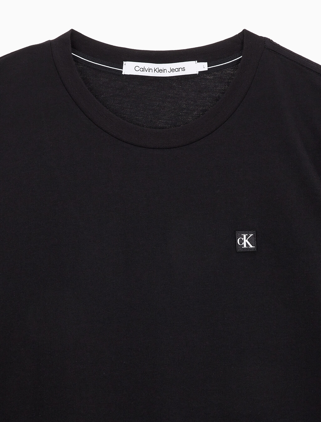 Buy 남성 레귤러핏 CK 로고 뱃지 반팔 티셔츠 in color CK BLACK