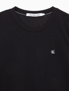 Buy 남성 레귤러핏 CK 로고 뱃지 반팔 티셔츠 in color CK BLACK