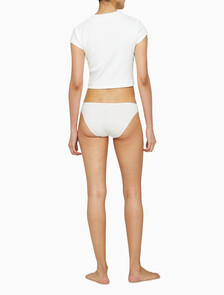Buy 여성 CK 아이디얼 코튼 로우라이즈 비키니 in color WHITE