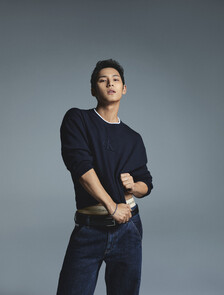 Buy 남성 엠보스드 로고 크루넥 스웨터 in color DARK SAPPHIRE
