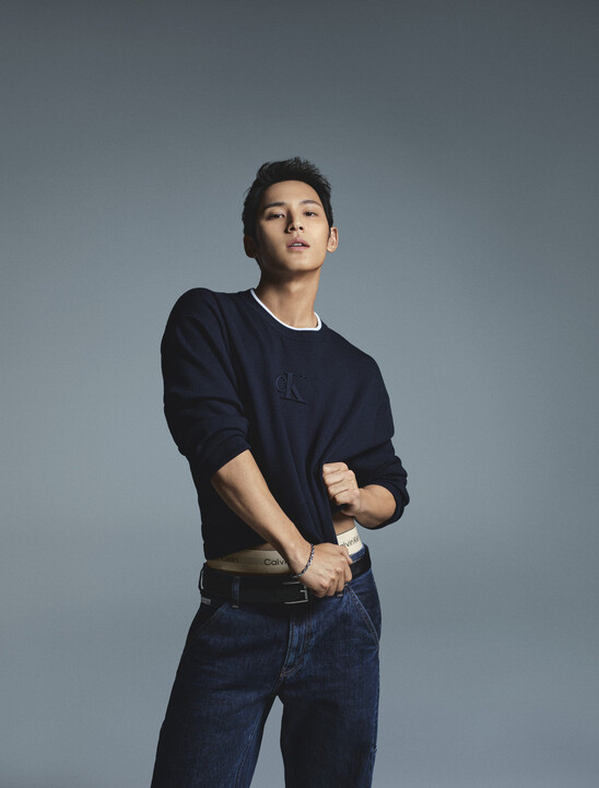 남성 엠보스드 로고 크루넥 스웨터